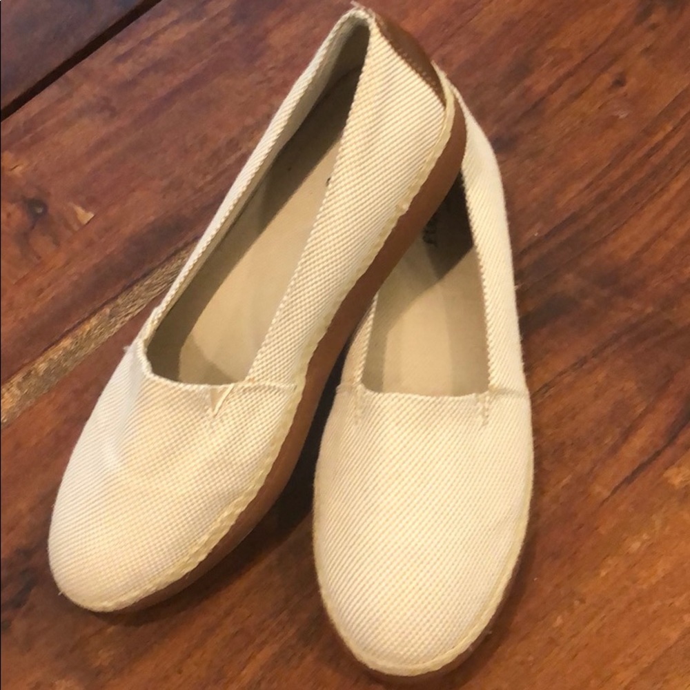 Trotters size 10.5 Wide tan flats